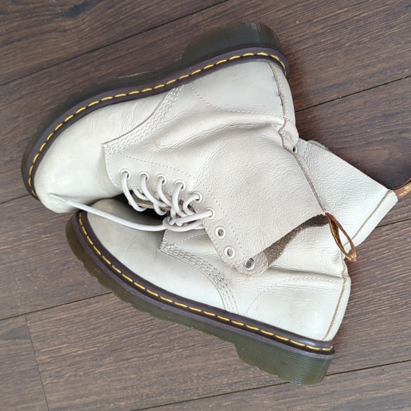 Dr. Marten Women's Pascal Virginia Leather Boots - Picture 6 of 16